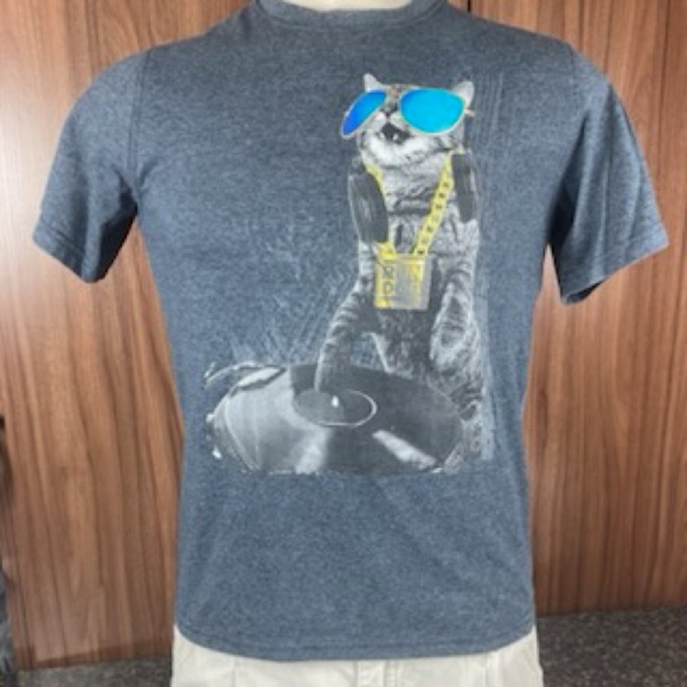 Gray Kid's DJ Cat Graphic Tee with Blue Sunglasses